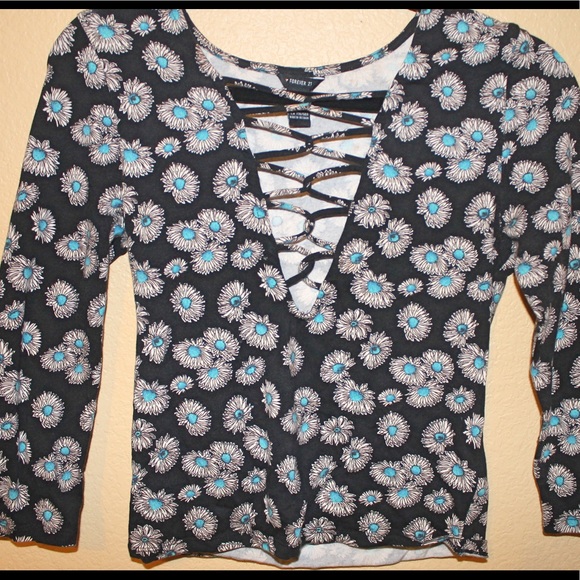 Forever 21 Black Flower Crop Top. - Picture 2 of 4